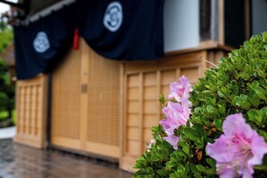 Exterior detail - Old house Barrel sauna under the starry sky BBQ / Isumigun Chiba (Isumigun)