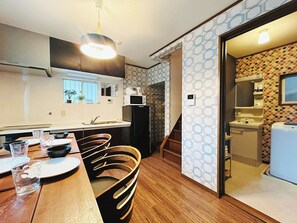 Frigorífic, microones i placa de cuina