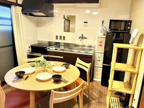 Frigorífico, microondas, placa de cocina y utensilios de cocina
