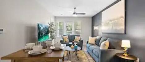 Televisión y monitor de computadora