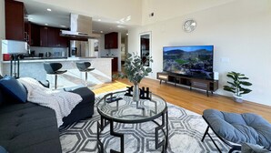 Un appartement moderne comprenant un salon, une cuisine et un coin repas.