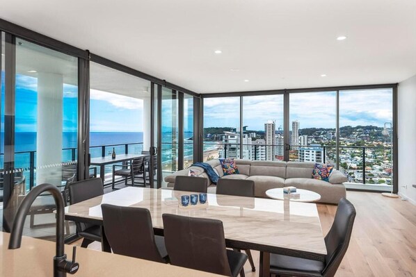 Appartement, 3 chambres, vue sur l’océan | Aire de séjour | Téléviseur connecté de 55 cm avec télévision numérique, Netflix