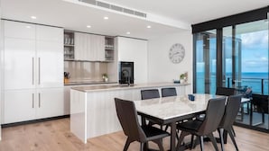 Apartemen, 3 kamar tidur, pemandangan samudra | Makan di kamar