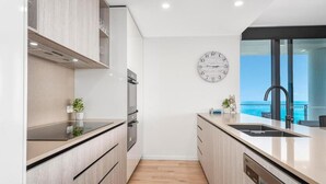 Apartemen, 3 kamar tidur, pemandangan samudra | Dapur pribadi | Lemari es besar, microwave, oven, dan kompor