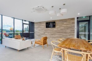Coin salon dans le hall