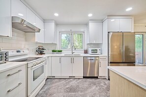 Fridge, microwave, oven, stovetop - Chinook Luxe Entire House. Free Banff Pass! (Calgary)