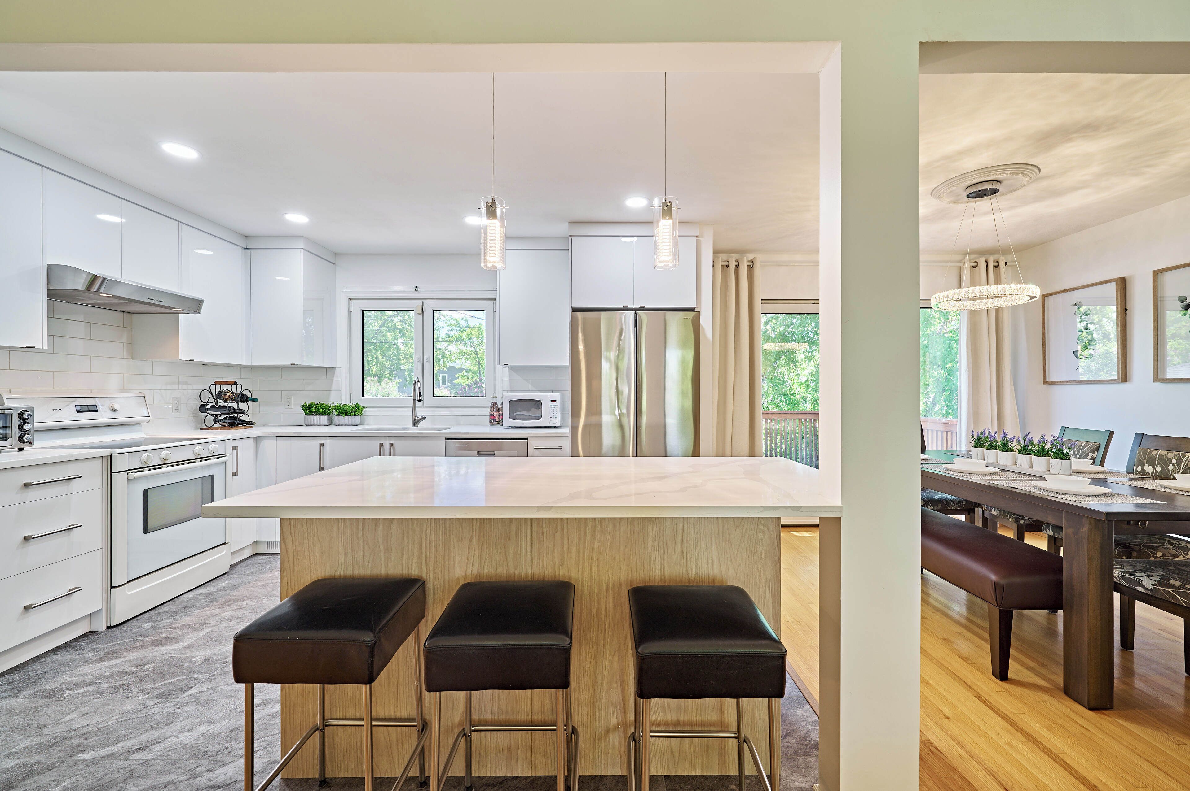 Réfrigérateur, micro-ondes, four, plaque de cuisson