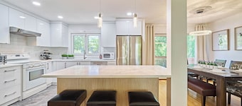 Chinook Luxe Entire House. Free Banff Pass!