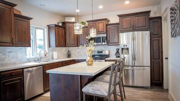 Kjøleskap, mikrobølgeovn, ovn og kokeplater