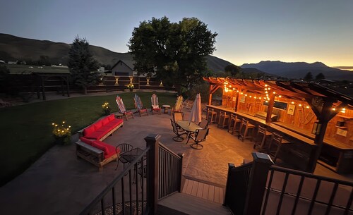 30 minutes from Park City- Hot tub, Theater Room, Sleeps 16