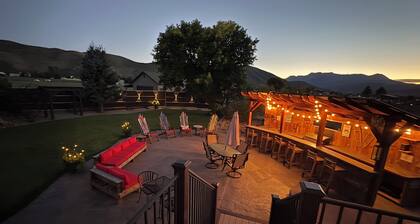 30 minutes from Park City- Hot tub, Theater Room, Sleeps 16