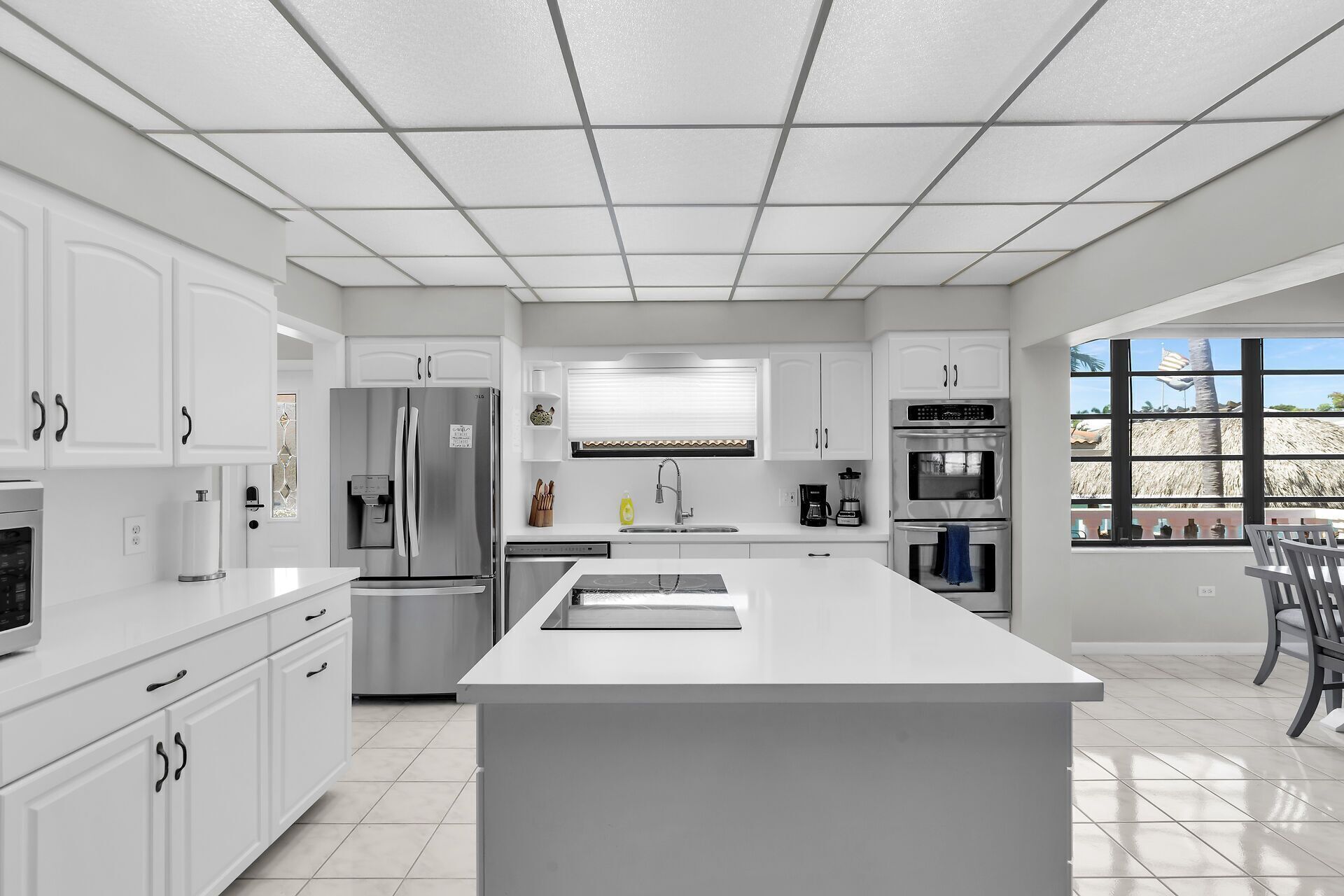 Réfrigérateur, micro-ondes, plaque de cuisson, lave-vaisselle