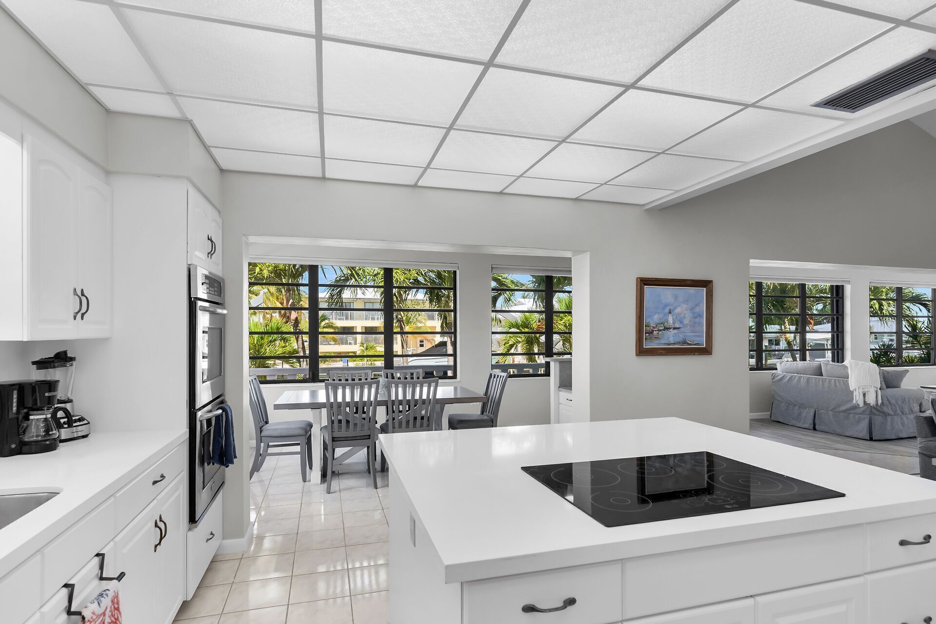 Geladeira, micro-ondas, cooktop, lava-louças