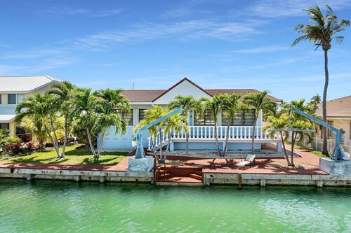 Island Paradise-large 2 bedroom/2 bath SFH  with Cabana club and 75ft of dockage