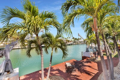 Island Paradise-large 2 bedroom/2 bath SFH  with Cabana club and 75ft of dockage