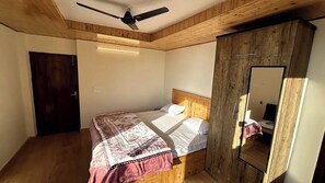 2 bedrooms, bed sheets - 2BHK Apartment near Kasauli (Gandhi Gram)