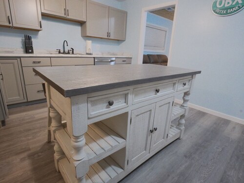 Newly Remodeled Grand Coastal Ranch, in the heart of Manteo, NC