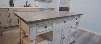 Newly Remodeled Grand Coastal Ranch, in the heart of Manteo, NC