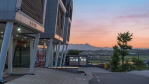 Un edificio moderno con un letrero que indica 'THE PRISM' y 'THE PRISM PARK'.