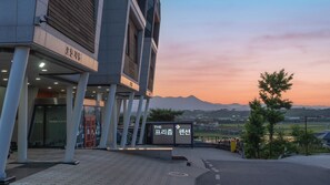 Un bâtiment moderne avec une enseigne indiquant « THE PRISM » et « THE PRISM PARK ».