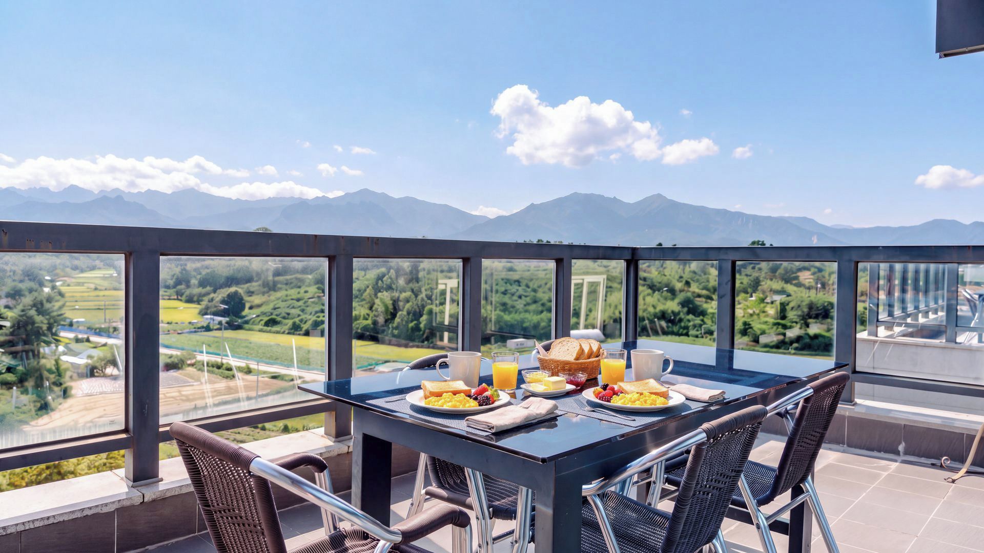 Ein Esstisch mit Frühstücksangebot und Blick auf Berge.