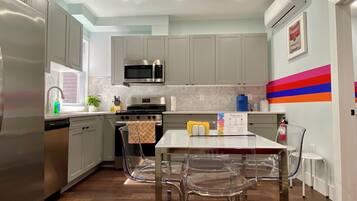 Frigorífico, microondas, horno y lavavajillas