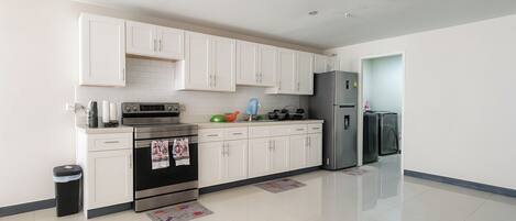 Køleskab, mikrobølgeovn, ovn, kogeplade