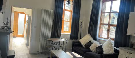 Télévision, cheminée, chaîne hi-fi