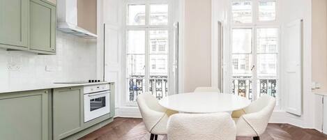 Frigorífico, horno, placa de cocina y lavavajillas