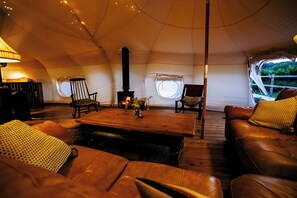 Fireplace - Luxury Glamping Retreat in Battle (Battle)