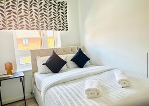 3 bedrooms, iron/ironing board, WiFi, bed sheets - Honeybee Haven Retreat - 3 Bed House (Ashford)