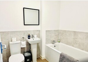 Shower, hair dryer, towels - Honeybee Haven Retreat - 3 Bed House (Ashford)