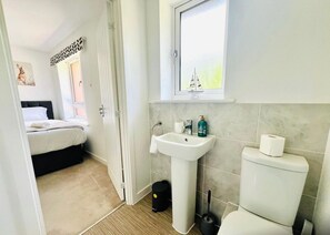 Shower, hair dryer, towels - Honeybee Haven Retreat - 3 Bed House (Ashford)