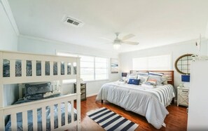 3 Schlafzimmer, Schreibtisch, Bügeleisen/Bügelbrett, Reisekinderbett