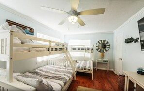 3 slaapkamers, een bureau, een strijkplank/strijkijzer, reisbedje