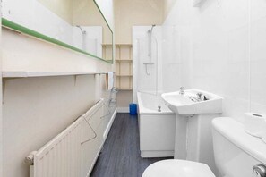 Shower, hair dryer - GuestReady - Big 4BR in Central Edinburgh (Edinburgh)