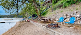 Lake Front Paradise with private dock and Private Beach