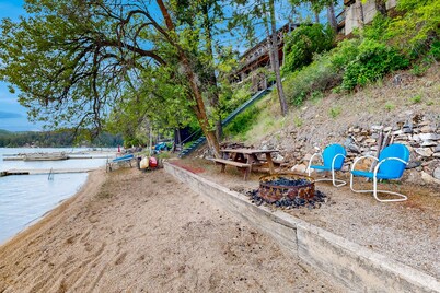 Lake Front Paradise with private dock and Private Beach