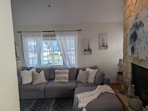 تلفزيون ذكي، مدفأة، كُتُب، شاشة كمبيوتر