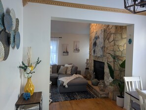 Smart-TV, Kamin, Bücher, Computerbildschirme