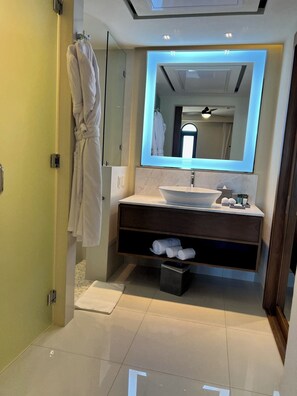 Shower, hair dryer, bidet, towels - Luxurious Three Bedroom Oceanfront Penthouse in Cabo (San José del Cabo)