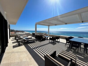 Outdoor dining - Luxurious Three Bedroom Oceanfront Penthouse in Cabo (San José del Cabo)