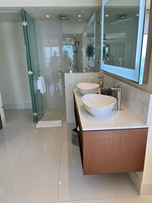 Dusche, Haartrockner, Bidet, Handtücher