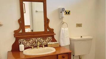 Ducha, secador de pelo, toallas, jabón