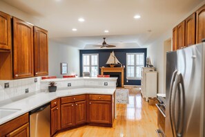 Geladeira, micro-ondas, fogão, cooktop