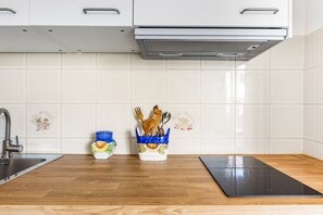 Jääkaappi, mikroaaltouuni, liesi, keittoastiat/astiat/ruokailuvälineet