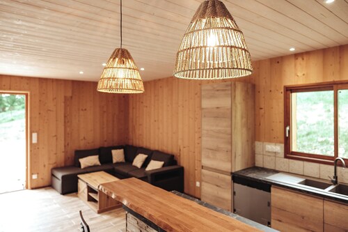 Chalet avec jaccuzi intérieur proche de Montignac-Lascaux 