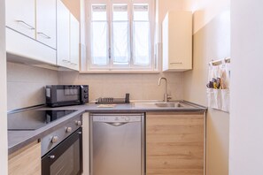 Frigorifero, microonde, forno, piano cottura