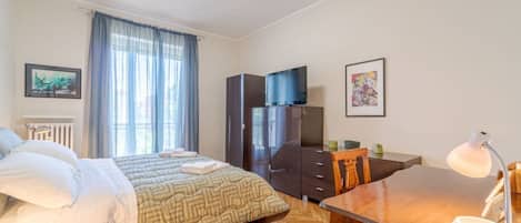 1 habitación, tabla de planchar con plancha y ropa de cama