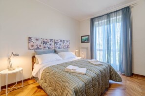 1 slaapkamer, een strijkplank/strijkijzer, beddengoed